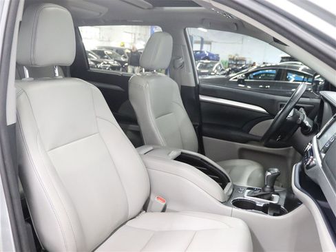 Used 2018 Toyota Highlander XLE AWD/4WD image 29