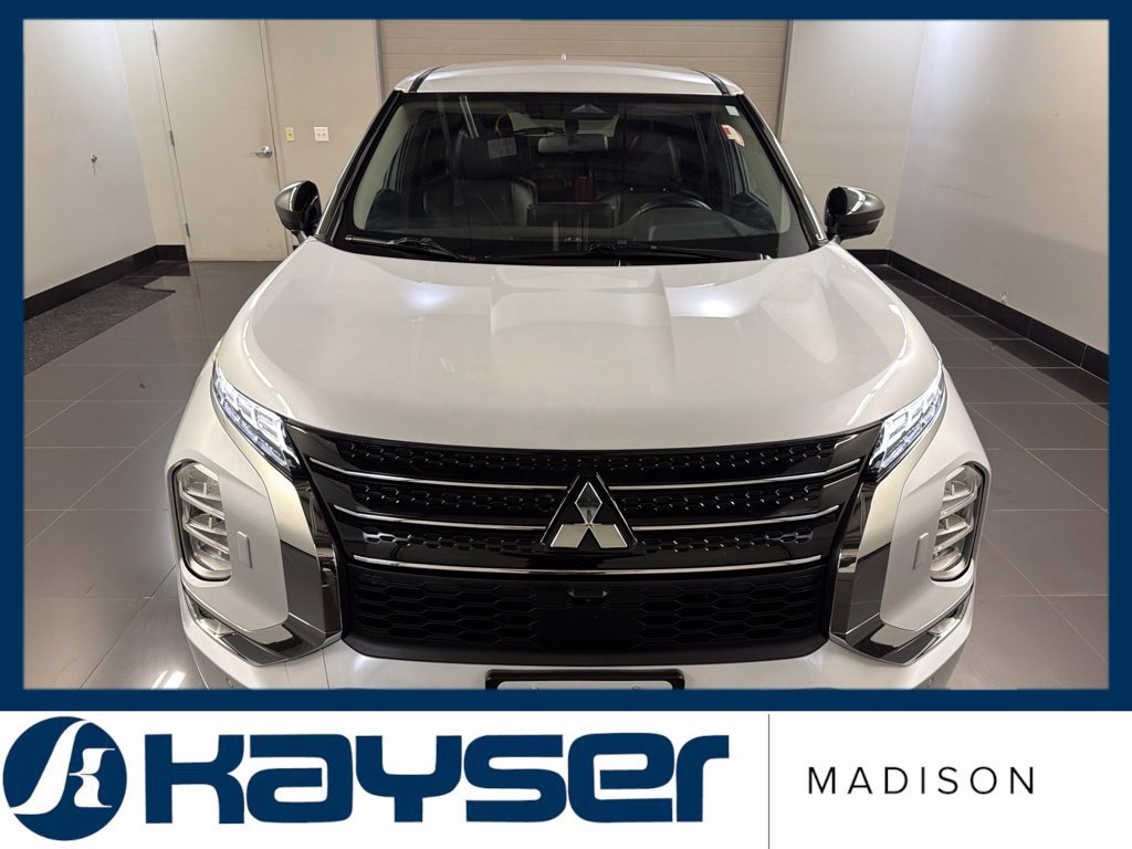 Used 2024 Mitsubishi Outlander SE AWD/4WD image 2