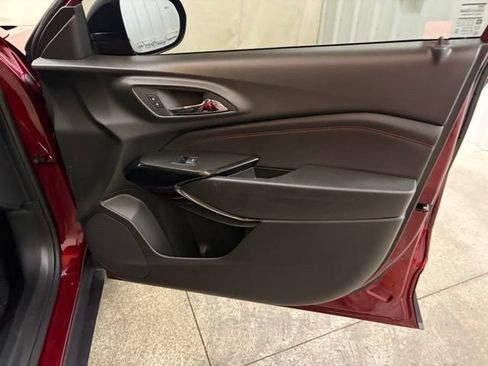 Used 2025 Chevrolet Trax RS w/ Sunroof Package FWD image 27