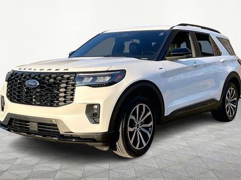 Used 2025 Ford Explorer ST-Line image 3