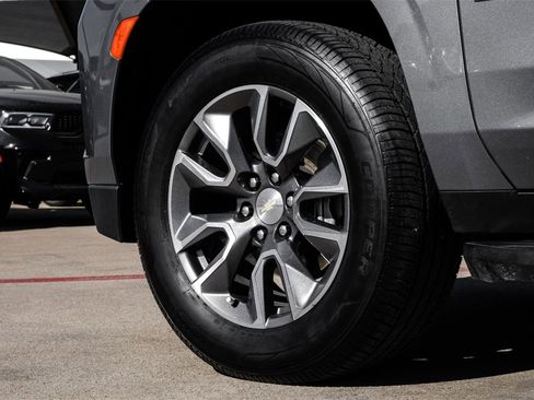 Used 2022 Chevrolet Suburban LT w/ Luxury Package image 60