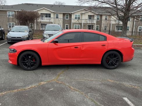 Used 2018 Dodge Charger SXT w/ Blacktop Package image 4