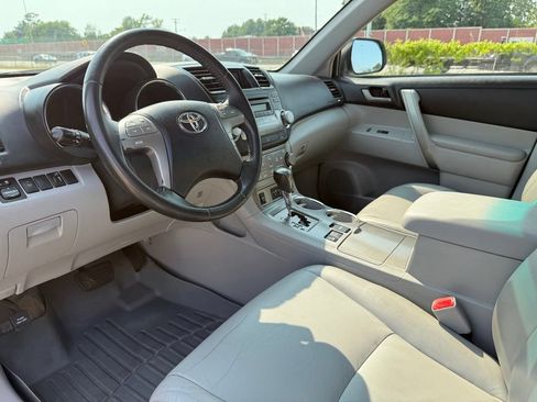 Used 2010 Toyota Highlander SE AWD/4WD image 23