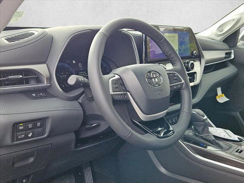 New 2026 Toyota Highlander Limited image 3