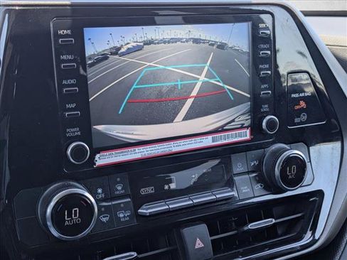 Used 2022 Toyota Highlander LE FWD image 13