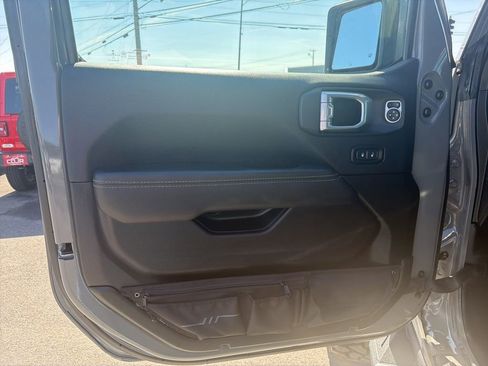 Used 2022 Jeep Gladiator Overland w/ Cold Weather Group image 21