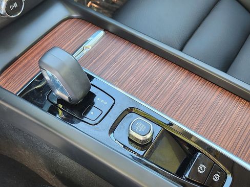 Used 2023 Volvo XC60 T8 Plus image 17