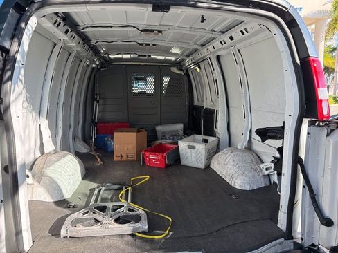 Used 2018 GMC Savana 2500 RWD image 2