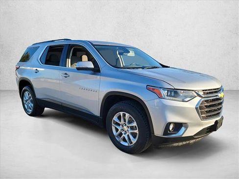 Used 2021 Chevrolet Traverse LT image 3