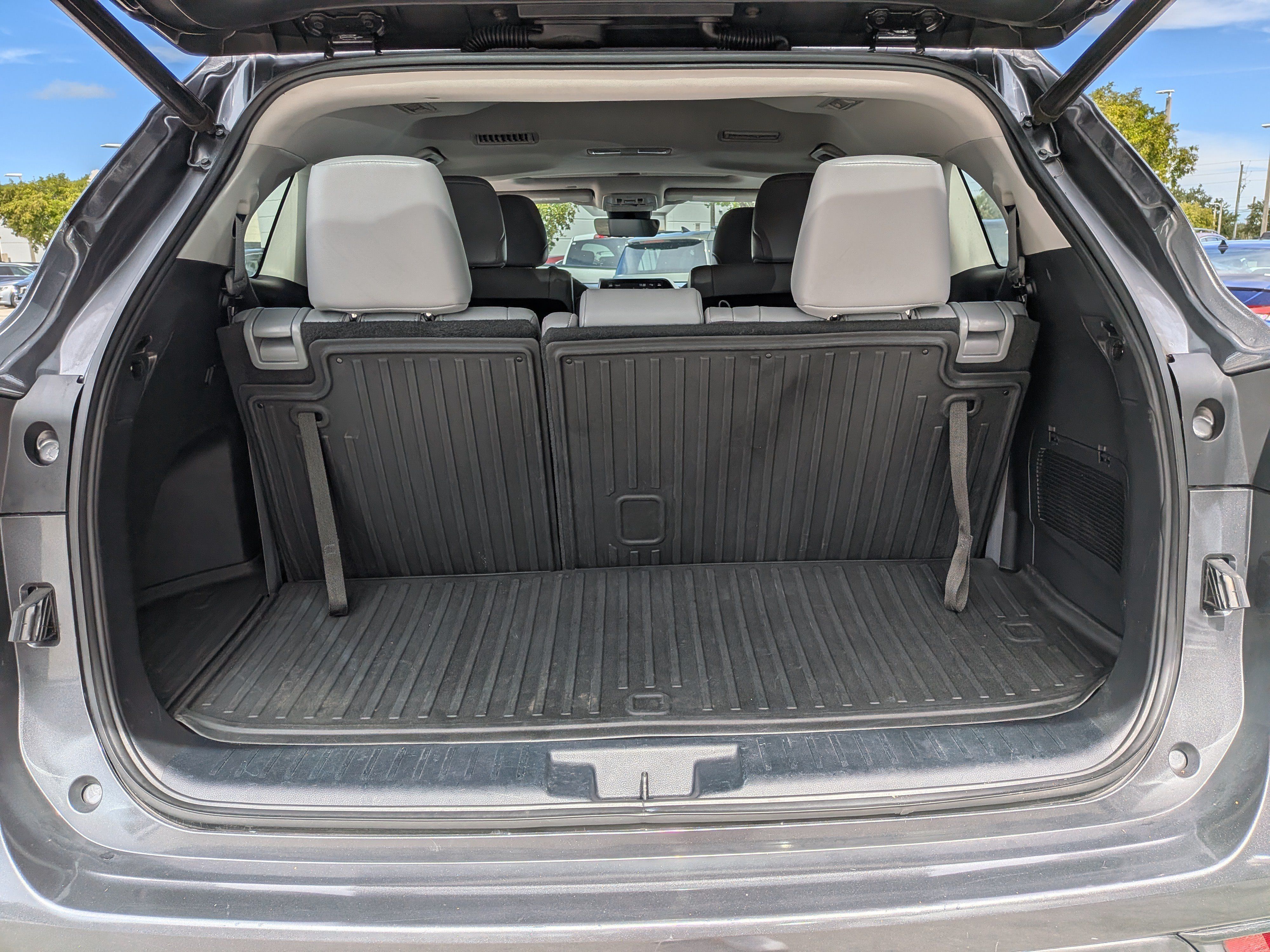 Used 2021 Toyota Highlander XLE AWD/4WD image 13