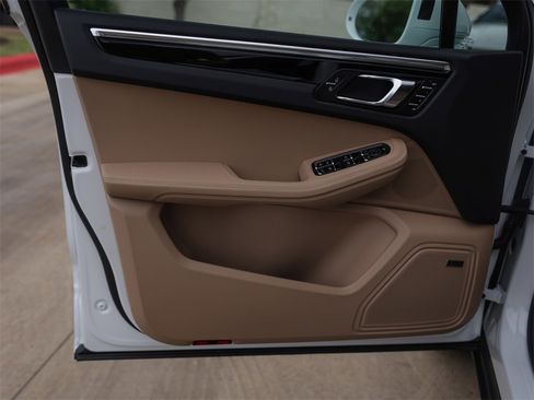 Used 2025 Porsche Macan image 32