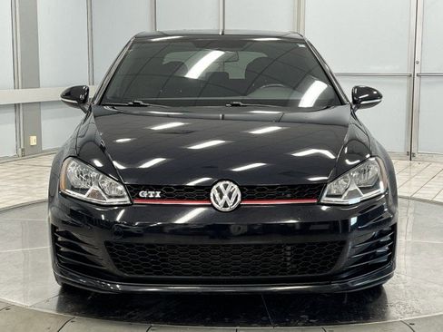 Used 2017 Volkswagen Golf S image 2