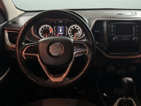 Used 2018 Jeep Cherokee Latitude w/ Altitude Package FWD image 10