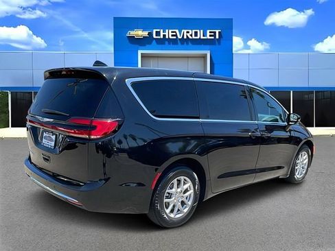 Used 2025 Chrysler Pacifica Select FWD image 3