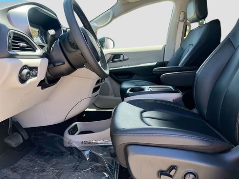 Used 2024 Chrysler Pacifica Touring-L FWD image 18