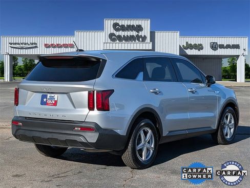 Used 2022 Kia Sorento LX image 4