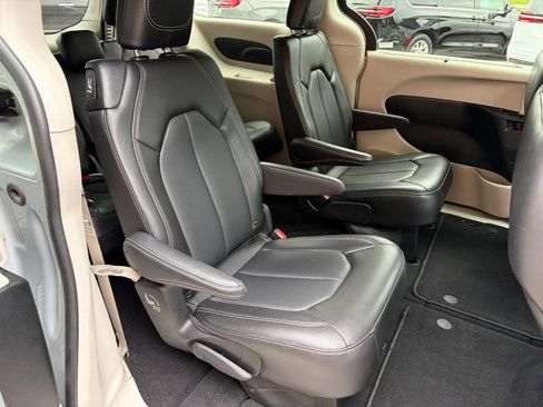 Used 2024 Chrysler Pacifica Touring-L FWD image 11