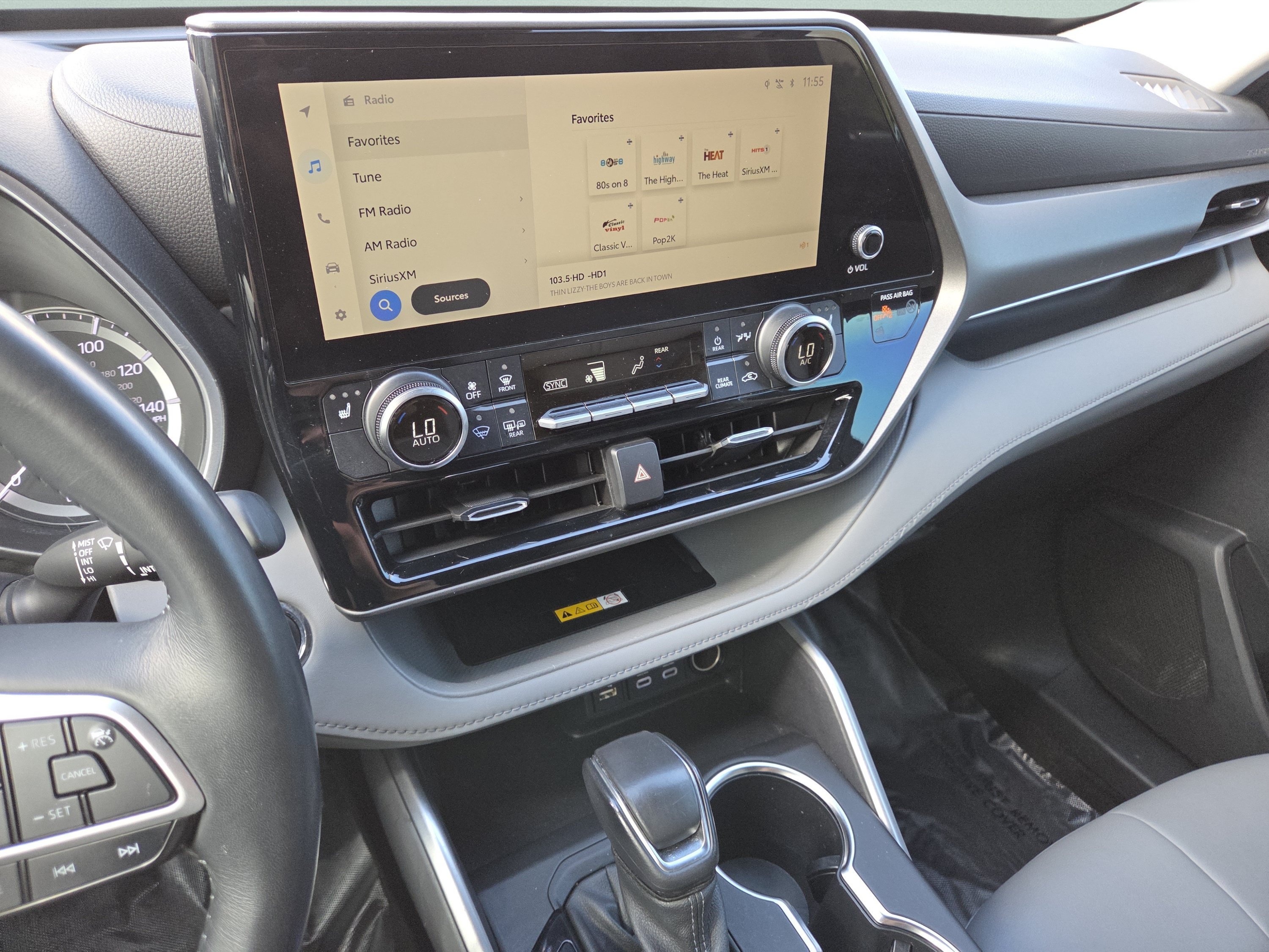 Used 2023 Toyota Highlander XLE AWD/4WD image 39