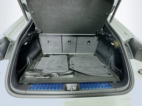 Certified 2025 Porsche Macan Electric image 28