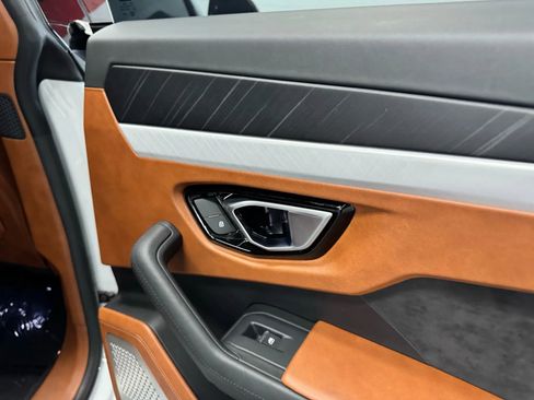 Used 2021 Lamborghini Urus image 33