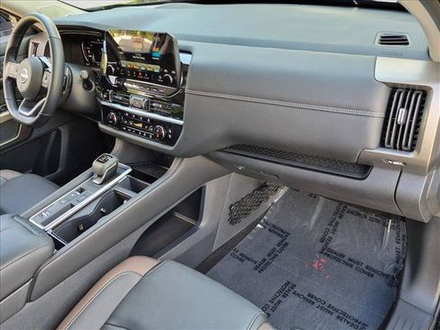 Certified 2025 Nissan Pathfinder Platinum FWD image 25