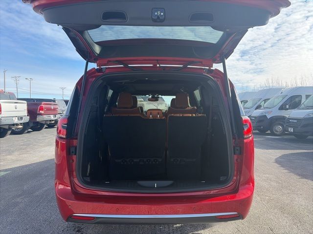 Used 2024 Chrysler Pacifica Pinnacle FWD image 10