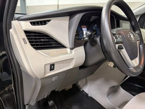Used 2020 Toyota Sienna L FWD image 15
