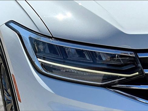 Used 2022 Volkswagen Tiguan SE w/ Panoramic Sunroof Package FWD image 32