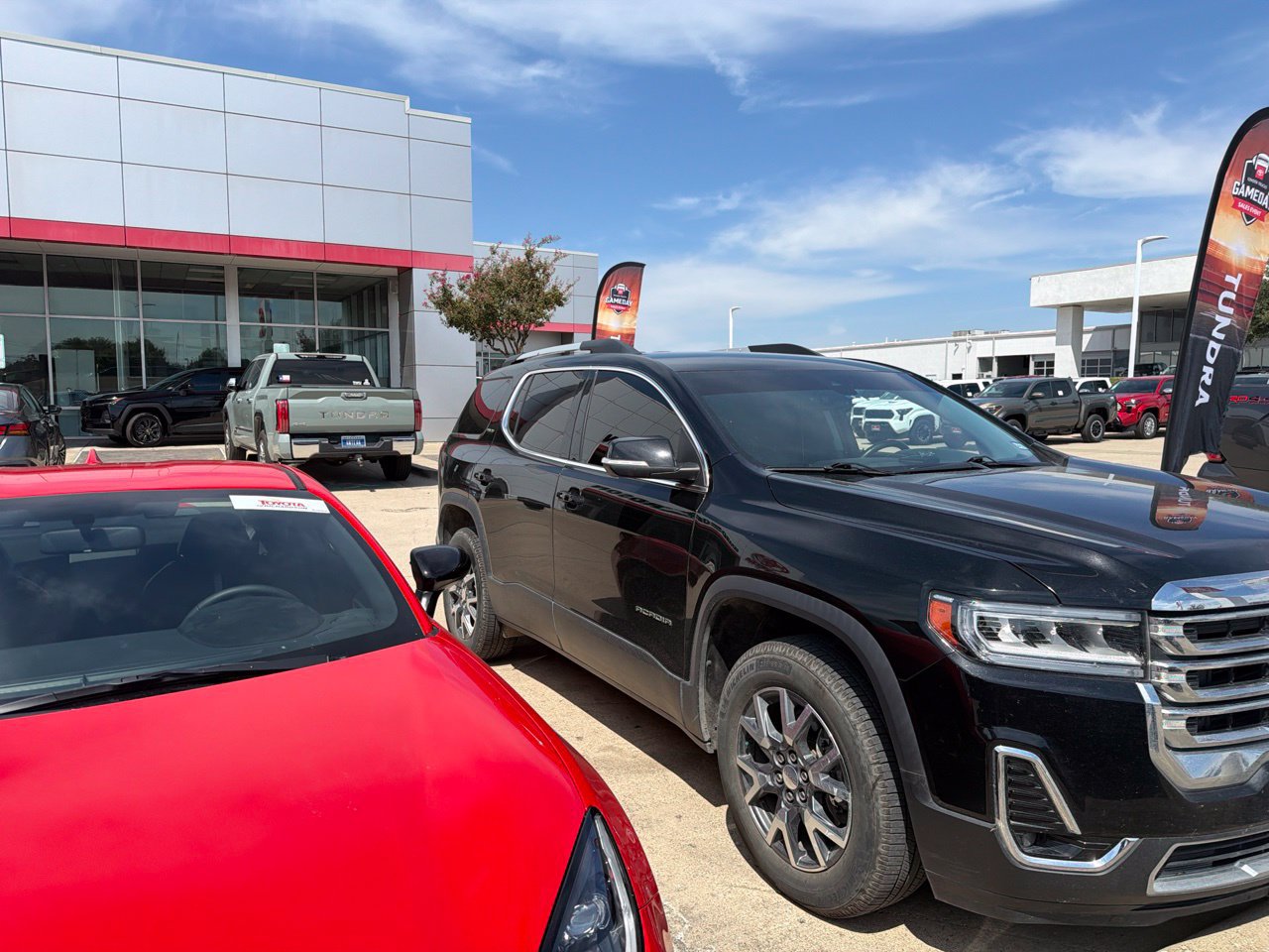 Used 2023 GMC Acadia SLT AWD/4WD image 2