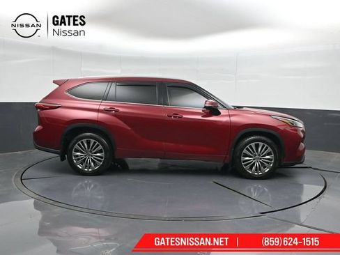 Used 2021 Toyota Highlander Platinum AWD/4WD image 3