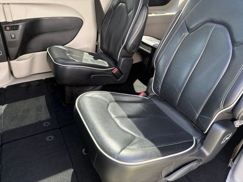 Used 2023 Chrysler Pacifica Limited FWD image 14