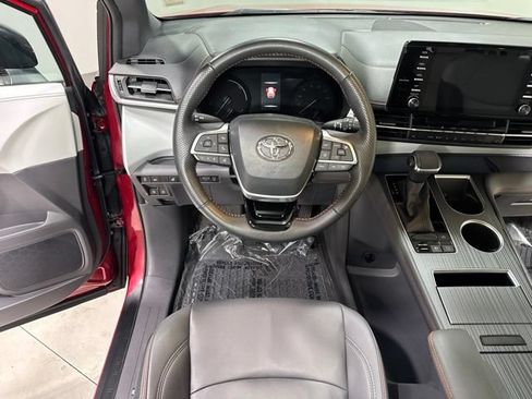 Used 2022 Toyota Sienna XSE AWD/4WD image 19