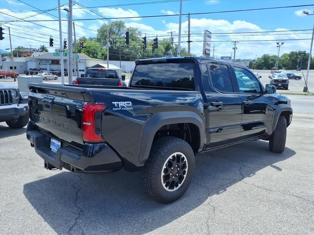 Used 2025 Toyota Tacoma TRD Off-Road AWD/4WD image 3