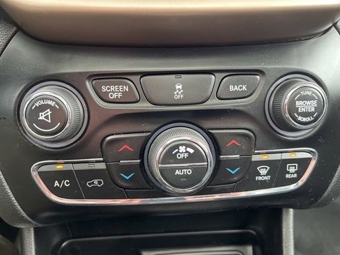 Certified 2017 Jeep Cherokee Limited image 28