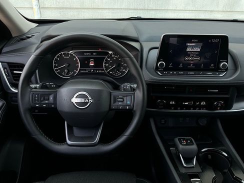 Used 2025 Nissan Rogue SV image 14