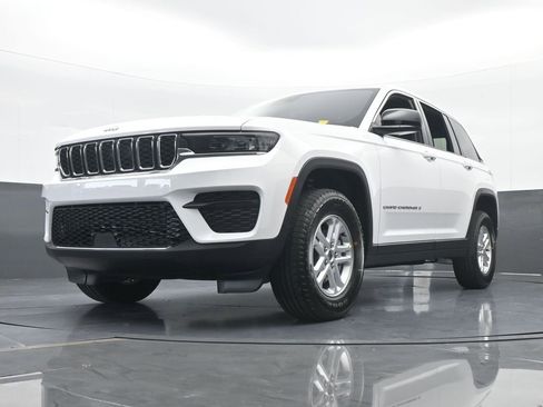 Used 2025 Jeep Grand Cherokee Laredo image 25