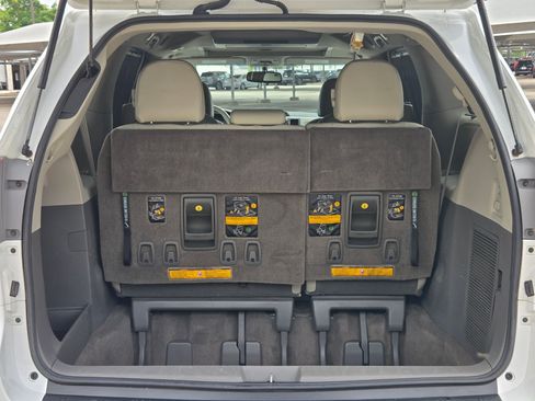 Used 2013 Toyota Sienna XLE w/ Premium Pkg image 23