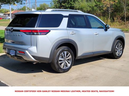 Certified 2025 Nissan Pathfinder SL image 3