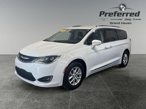 Used 2020 Chrysler Pacifica Touring-L FWD image 12