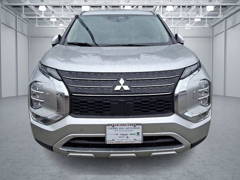 Used 2024 Mitsubishi Outlander SE image 2