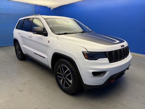 Used 2021 Jeep Grand Cherokee Trailhawk w/ Trailhawk Luxury Group AWD/4WD image 2