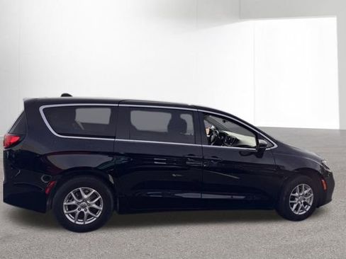 Used 2024 Chrysler Pacifica Touring-L image 6