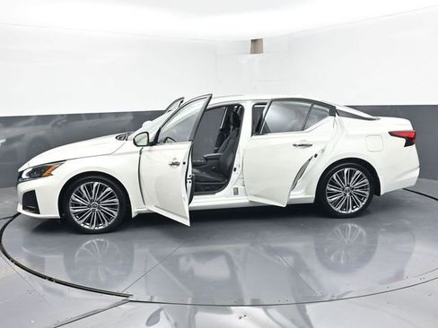 Used 2025 Nissan Altima 2.5 SL FWD image 51