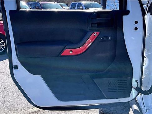 Used 2015 Jeep Wrangler Unlimited Sahara w/ Connectivity Group image 18