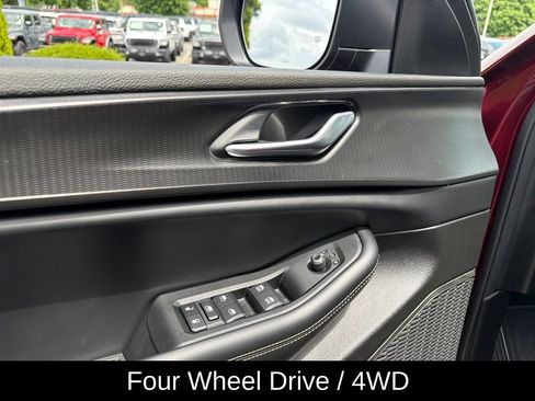 Used 2025 Jeep Grand Cherokee Laredo X w/ Luxury Tech Group I AWD/4WD image 16