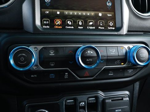 Used 2021 Jeep Wrangler Unlimited Sahara AWD/4WD image 18