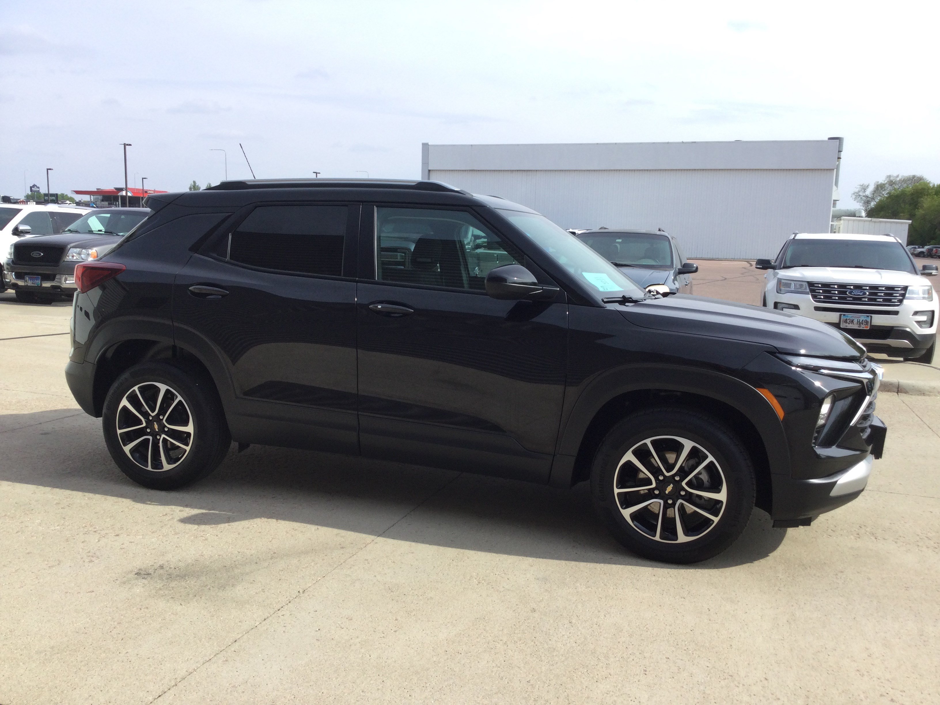 Used 2025 Chevrolet TrailBlazer LT w/ LT Cold Weather Package AWD/4WD image 3