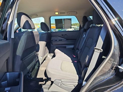 Used 2024 Nissan Pathfinder SV image 19