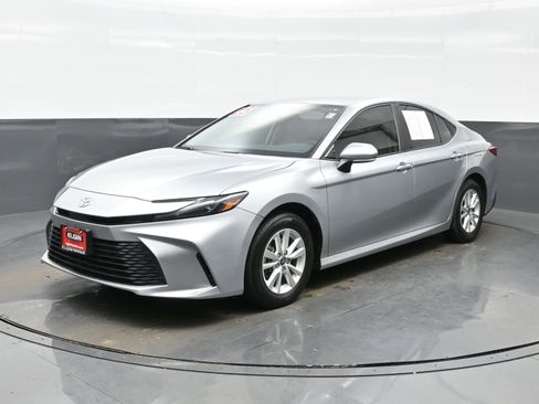 Used 2025 Toyota Camry LE image 2