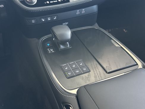 Used 2023 Lexus LS 500h AWD w/ Luxury Package image 43